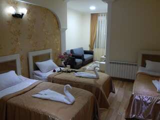 Отель Lux Palace Hotel Кутаиси Трехместный номер «Комфорт»-1